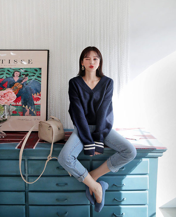 Muốn trông sang - xịn - mịn khi mặc áo len tối màu, các nàng hãy nhớ 3 tips diện đồ sau