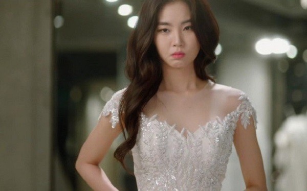 Bị bạn nẫng tay trên chồng sắp cưới, cô gái lẳng lặng làm điều này khiến 2 kẻ phản bội khóc không ra nước mắt