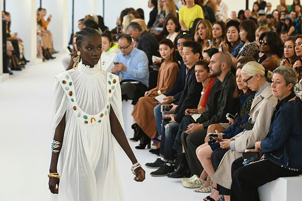 Bí mật phía sau ngành kinh doanh siêu mẫu