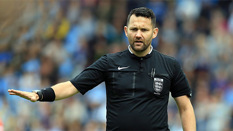 Trọng tài ở Anh bị treo còi vì quyết định cực nhảm