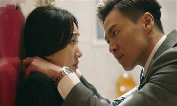 Tham lấy chồng giàu nhưng già, cô vợ trẻ phải khổ sở với những chiêu trò của chồng mỗi đêm