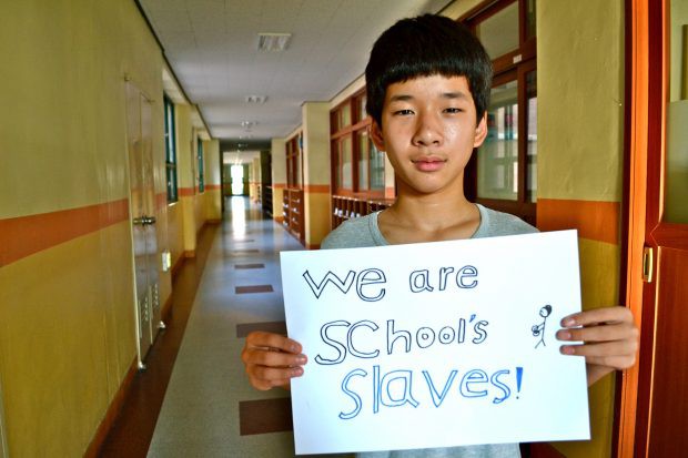 Mặt tối đáng buồn đằng sau nền giáo dục tốt nhất thế giới của Hàn Quốc