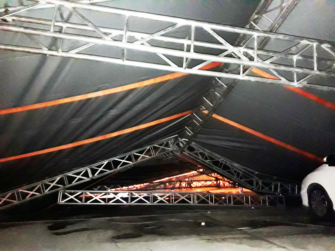 Khung sắt nặng cả tấn sập, nhiều người kịp chạy thoát thân