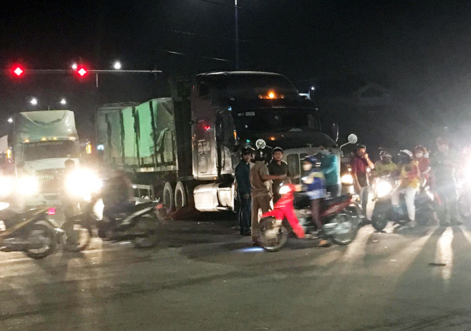 Nam công nhân bị xe đầu kéo cán tử vong trên đường đi làm về