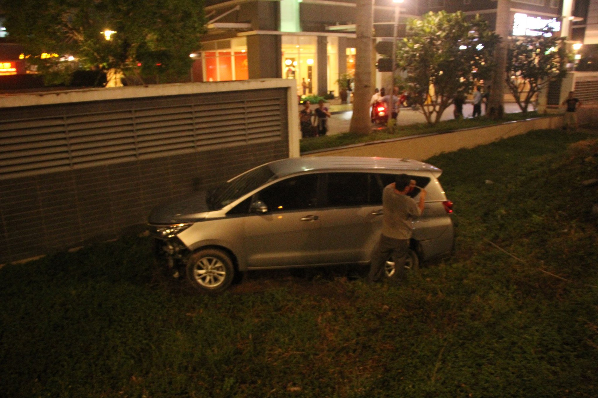 Tài xế xe điên cuốn hàng loạt xe máy vào gầm, khiến 5 người thương vong ở Sài Gòn khai gì?