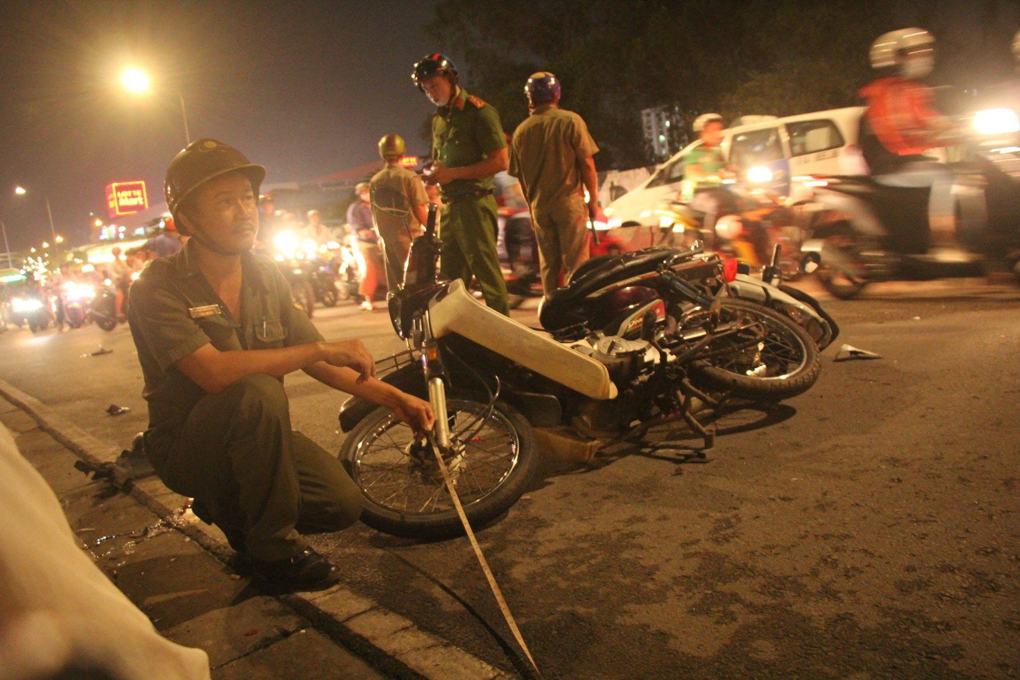 Tài xế xe điên cuốn hàng loạt xe máy vào gầm, khiến 5 người thương vong ở Sài Gòn khai gì?