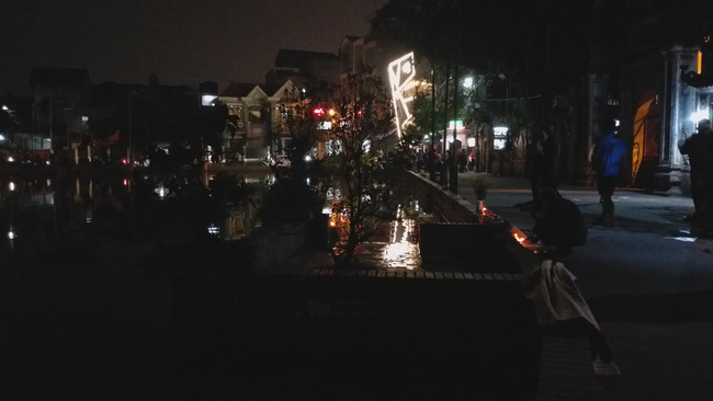 Hà Nội: Vợ khóc ngất khi tìm thấy xác chồng dưới hồ sau hơn 1 ngày mất tích bí ẩn