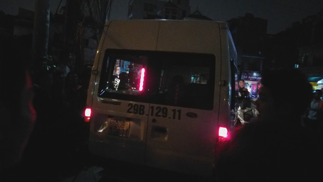 Hà Nội: Vợ khóc ngất khi tìm thấy xác chồng dưới hồ sau hơn 1 ngày mất tích bí ẩn