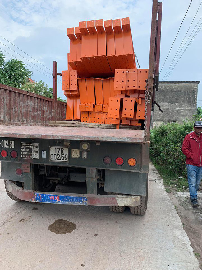 Thái Bình: Người dân tức giận vì xe tải đâm chết người vẫn chạy vào kho trả hàng