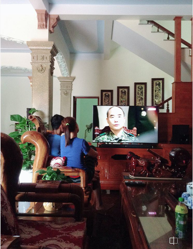 9 giờ tối đi làm về, cô gái bị bơ vì bố mẹ say sưa với việc không ngờ