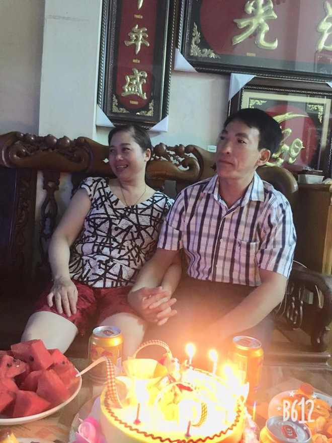 9 giờ tối đi làm về, cô gái bị bơ vì bố mẹ say sưa với việc không ngờ