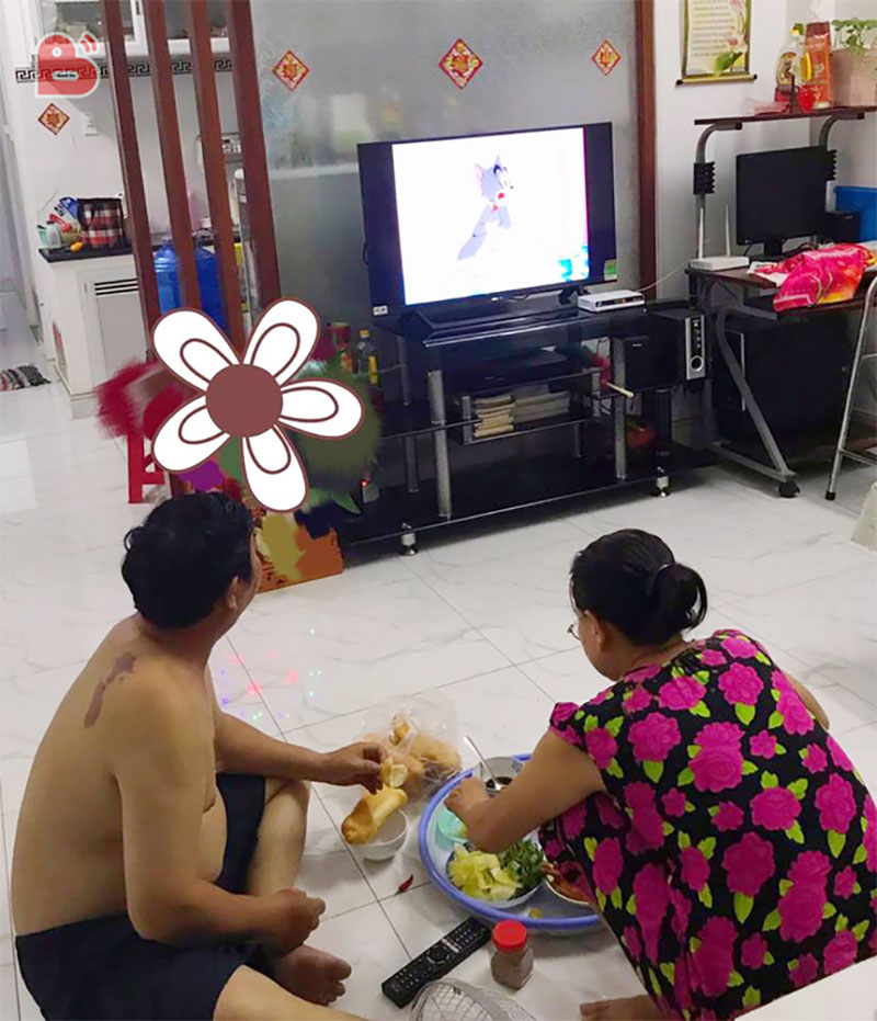 9 giờ tối đi làm về, cô gái bị bơ vì bố mẹ say sưa với việc không ngờ