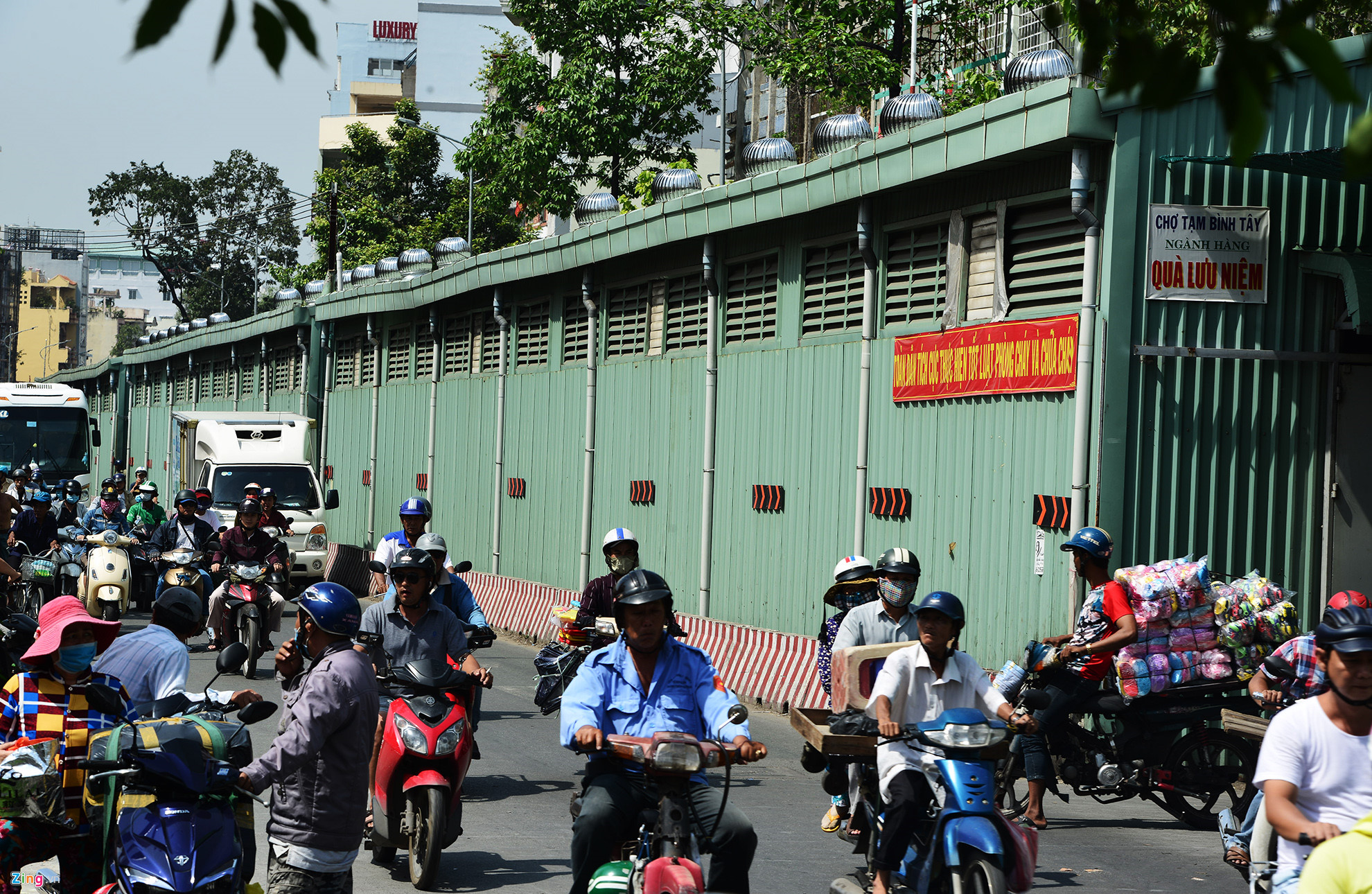 Video ảnh: Tiểu thương chợ Bình Tây trở lại bán sau 2 năm sửa chữa