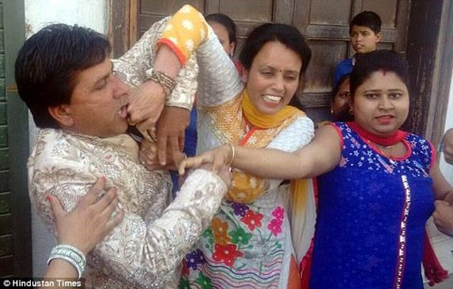 Đang tổ chức đám cưới, chú rể bị vợ cũ từ đâu xông đến túm áo, tát vào mặt