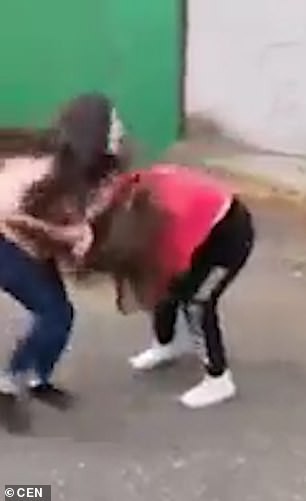 Theo bạn trai đến nơi vắng vẻ, nữ sinh 14 tuổi bị đánh hội đồng đến bầm dập cơ thể, mất khả năng sinh sản