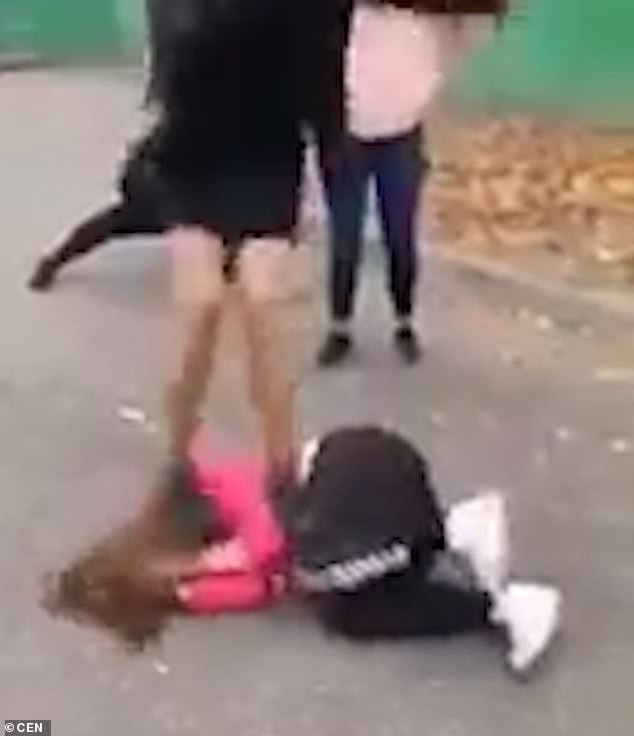 Theo bạn trai đến nơi vắng vẻ, nữ sinh 14 tuổi bị đánh hội đồng đến bầm dập cơ thể, mất khả năng sinh sản