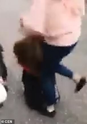 Theo bạn trai đến nơi vắng vẻ, nữ sinh 14 tuổi bị đánh hội đồng đến bầm dập cơ thể, mất khả năng sinh sản