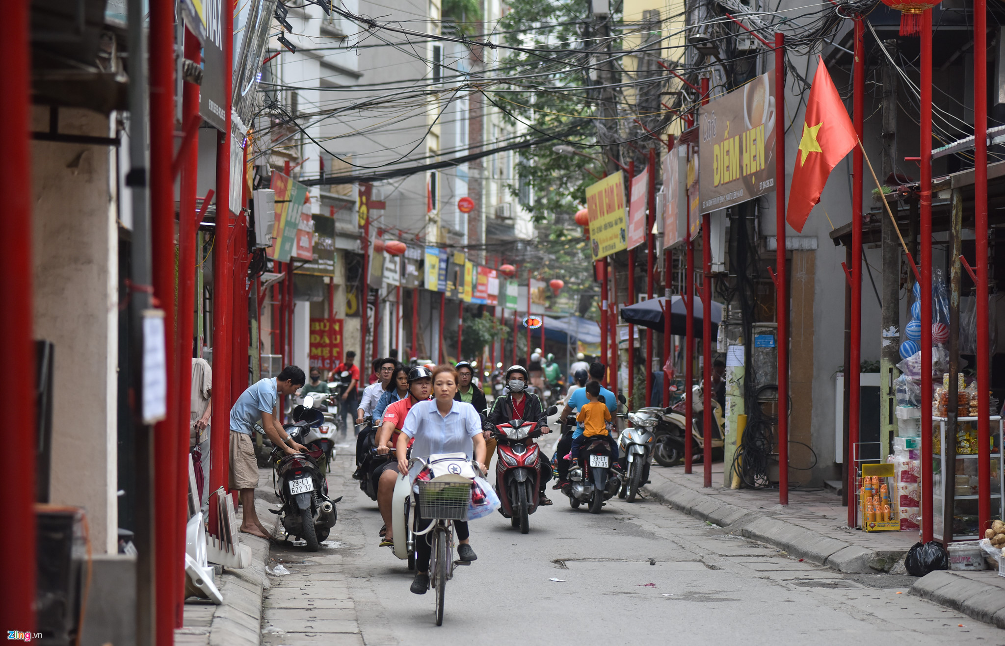 Video ảnh: Dựng hàng trăm chiếc cột trên vỉa hè để thí điểm tuyến phố văn minh
