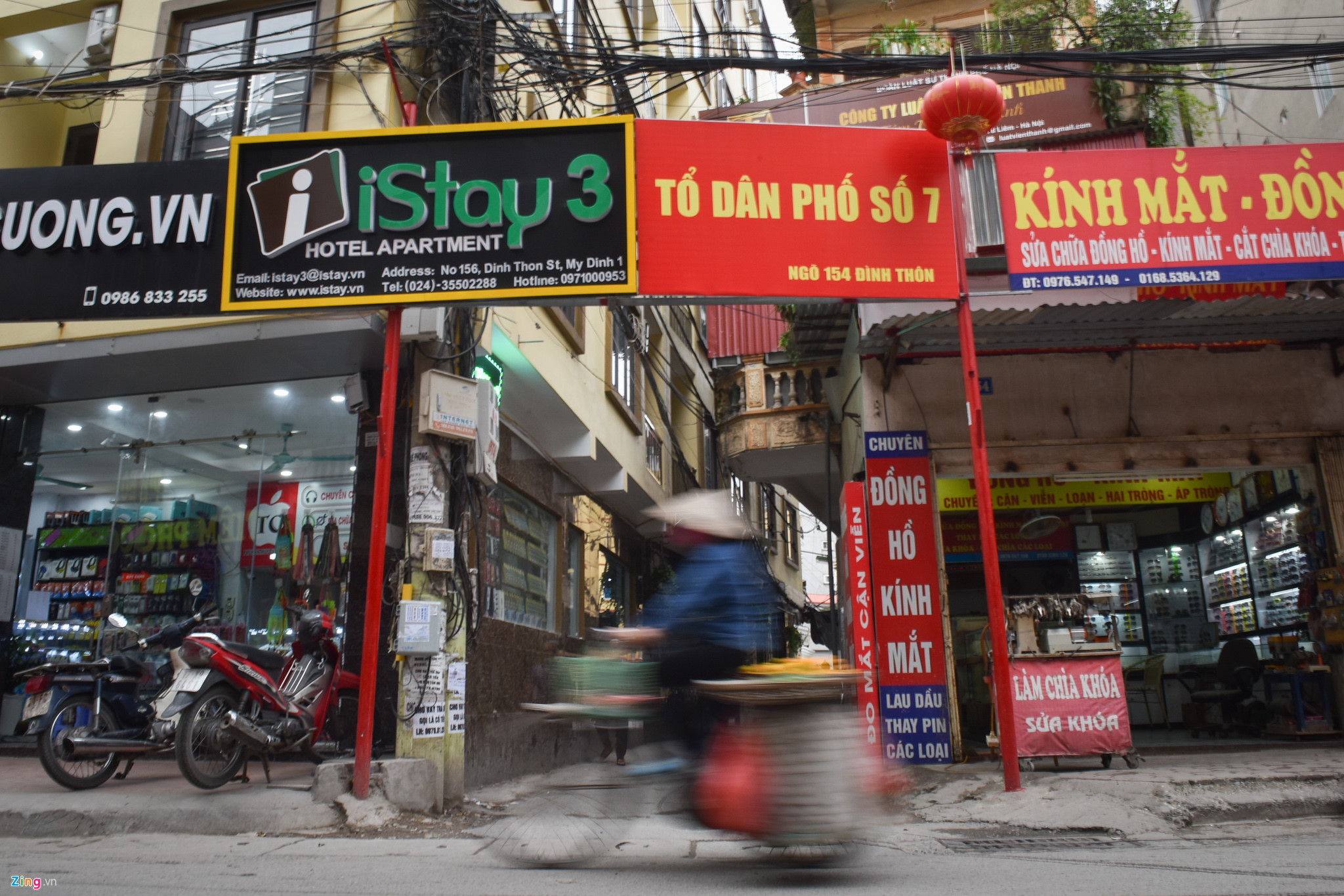 Video ảnh: Dựng hàng trăm chiếc cột trên vỉa hè để thí điểm tuyến phố văn minh