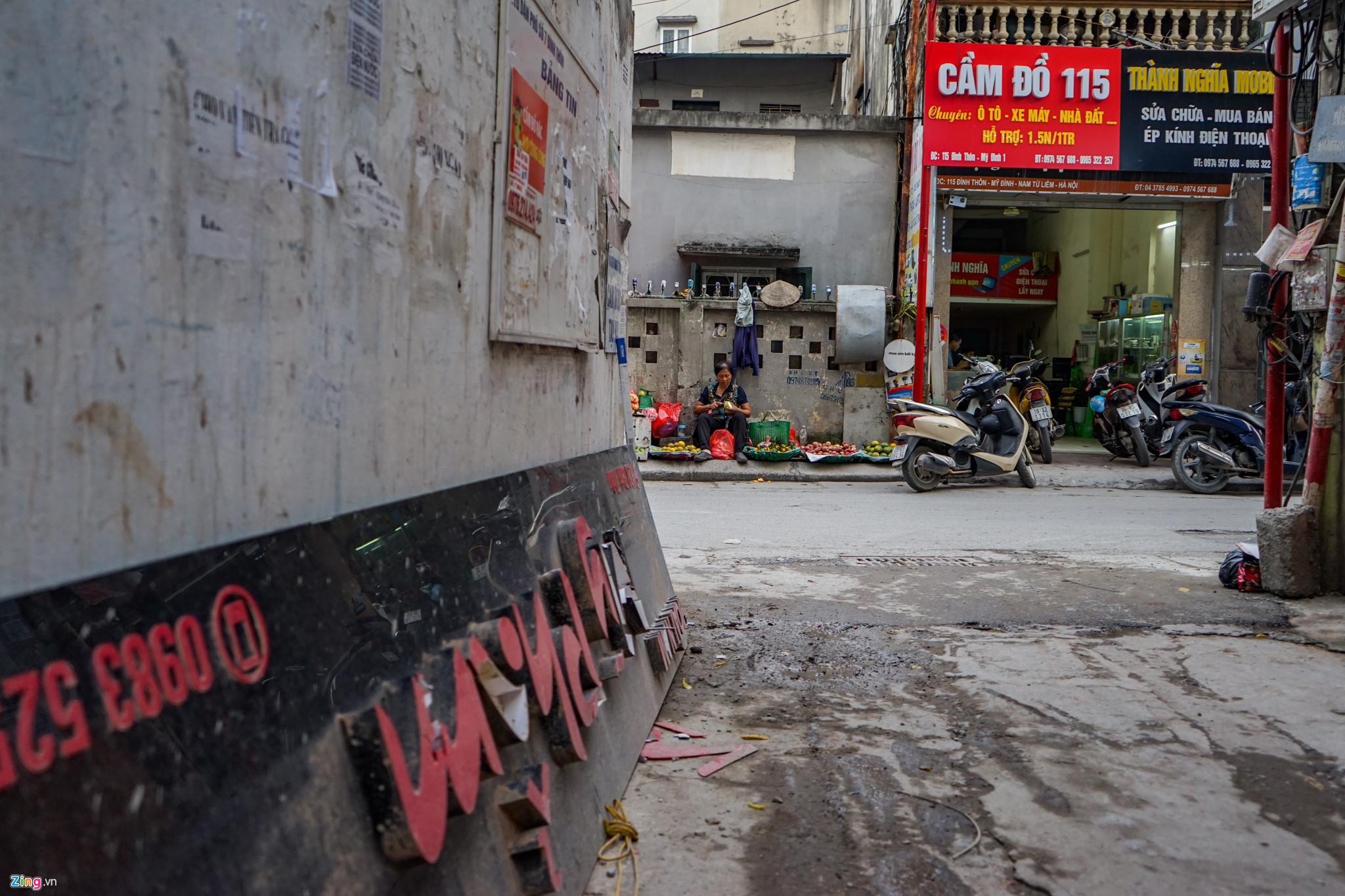 Video ảnh: Dựng hàng trăm chiếc cột trên vỉa hè để thí điểm tuyến phố văn minh