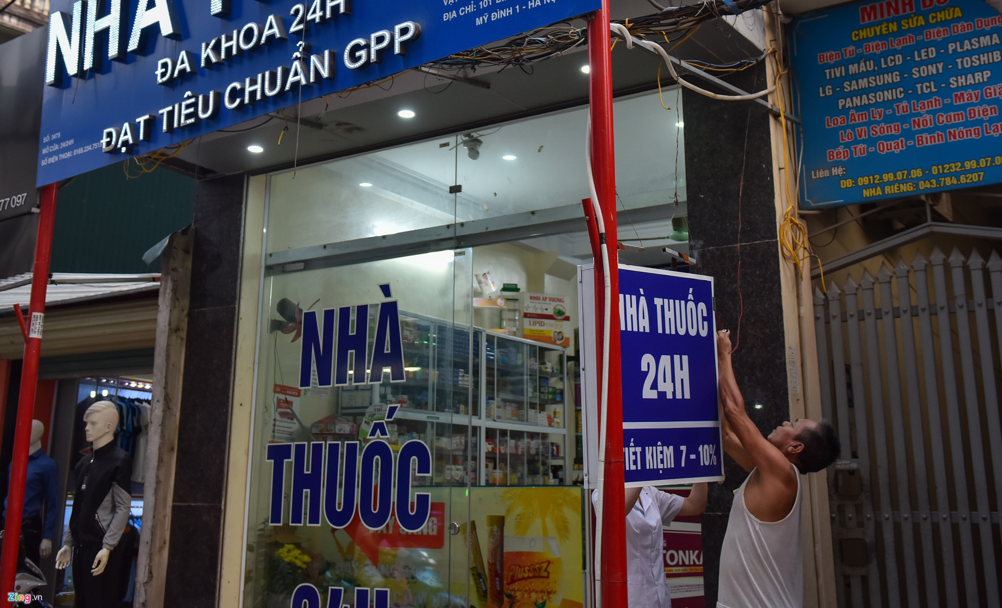 Video ảnh: Dựng hàng trăm chiếc cột trên vỉa hè để thí điểm tuyến phố văn minh