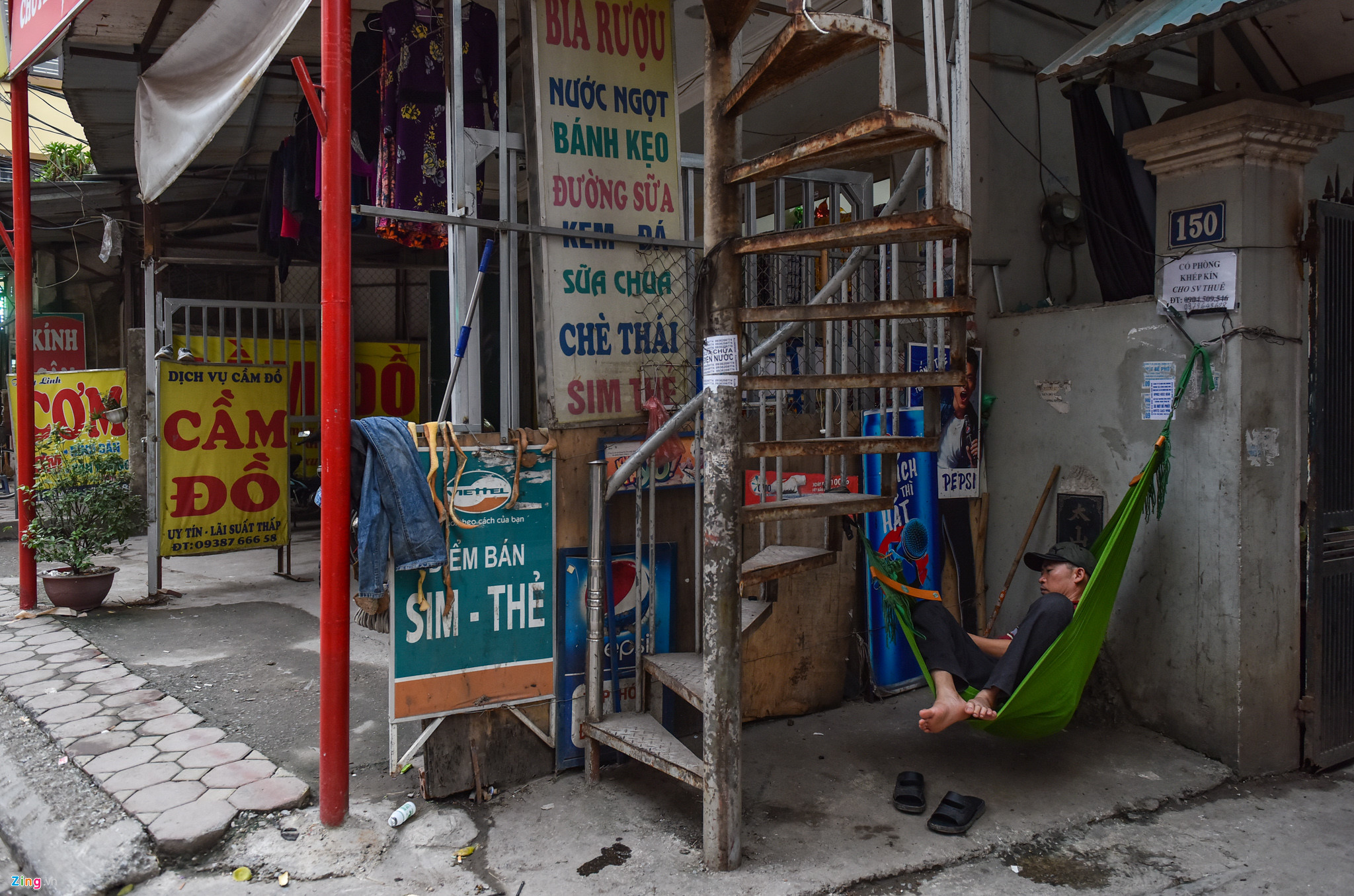 Video ảnh: Dựng hàng trăm chiếc cột trên vỉa hè để thí điểm tuyến phố văn minh