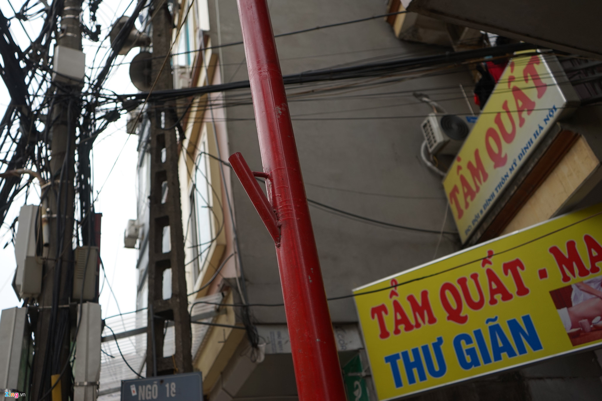 Video ảnh: Dựng hàng trăm chiếc cột trên vỉa hè để thí điểm tuyến phố văn minh