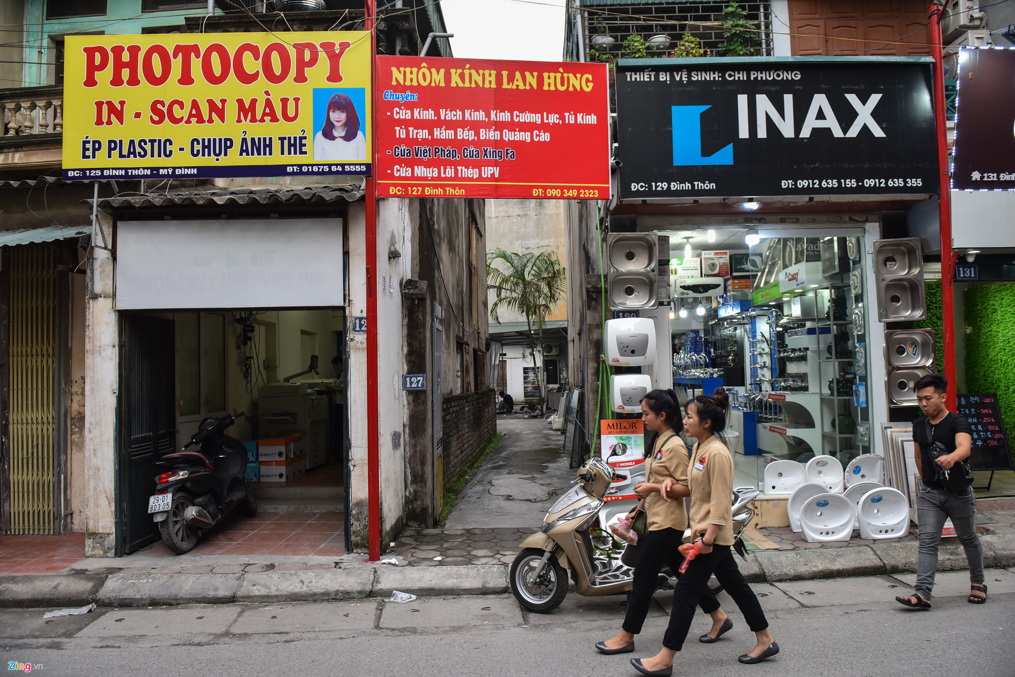 Video ảnh: Dựng hàng trăm chiếc cột trên vỉa hè để thí điểm tuyến phố văn minh
