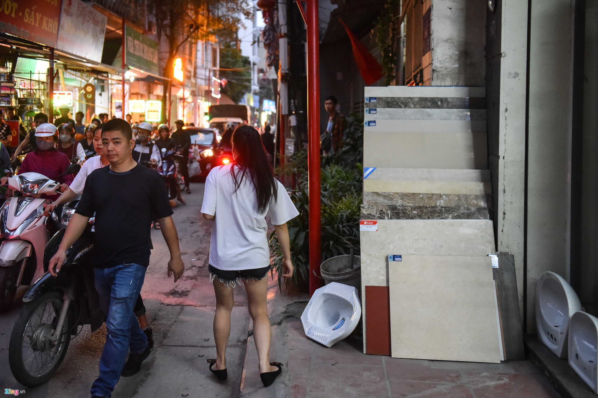 Video ảnh: Dựng hàng trăm chiếc cột trên vỉa hè để thí điểm tuyến phố văn minh