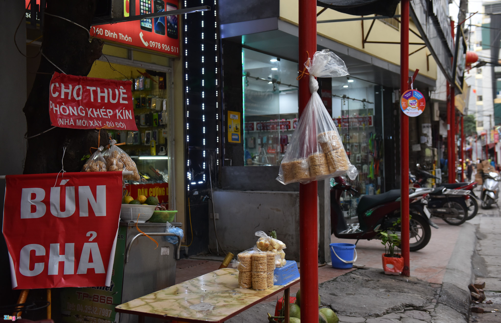 Video ảnh: Dựng hàng trăm chiếc cột trên vỉa hè để thí điểm tuyến phố văn minh