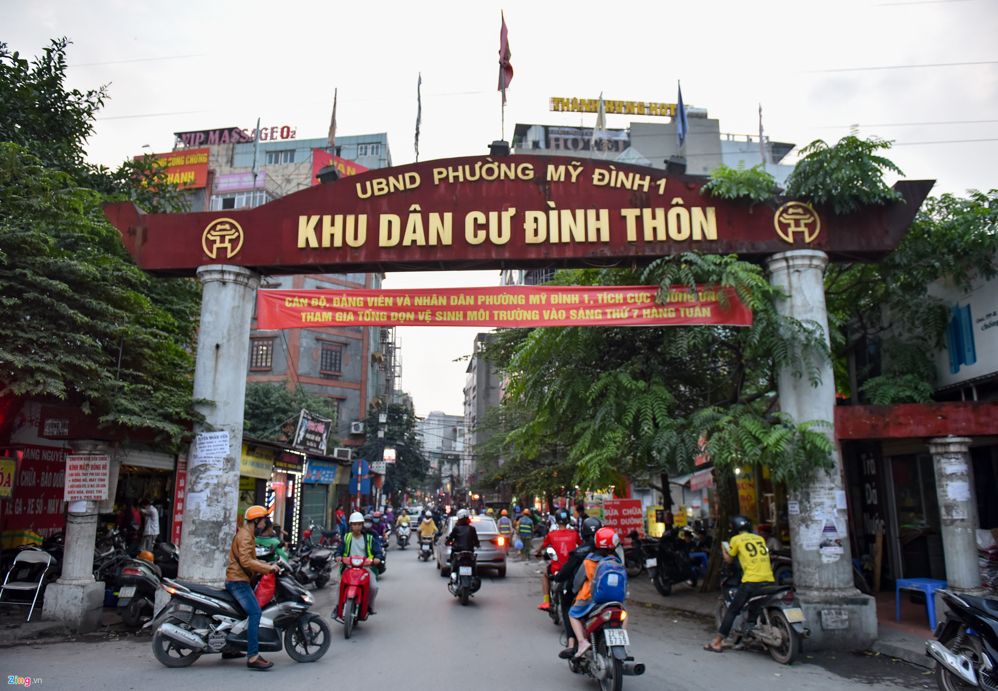 Video ảnh: Dựng hàng trăm chiếc cột trên vỉa hè để thí điểm tuyến phố văn minh