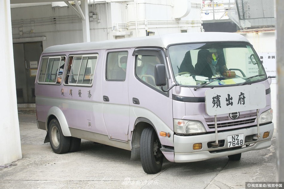 Lễ hoả táng của Lam Khiết Anh: Chị gái trùm kín mặt xuất hiện tiều tụy, người thân khóc nức nở Lễ hoả táng của Lam Khiết Anh: Chị gái trùm kín mặt xuất hiện tiều tụy, người thân khóc nức nở