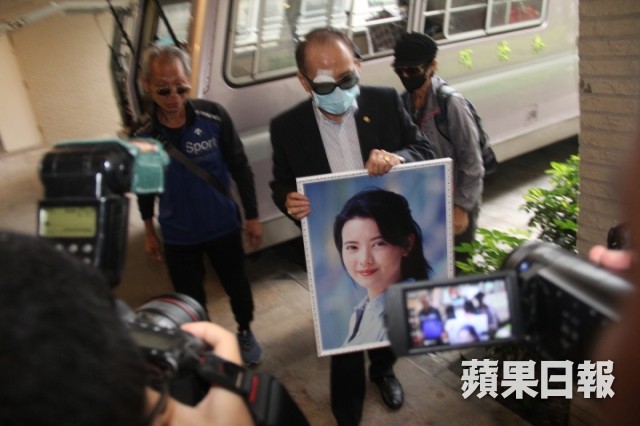 Lễ hoả táng của Lam Khiết Anh: Chị gái trùm kín mặt xuất hiện tiều tụy, người thân khóc nức nở