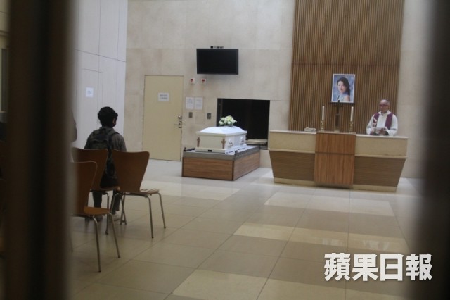 Lễ hoả táng của Lam Khiết Anh: Chị gái trùm kín mặt xuất hiện tiều tụy, người thân khóc nức nở