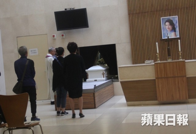 Lễ hoả táng của Lam Khiết Anh: Chị gái trùm kín mặt xuất hiện tiều tụy, người thân khóc nức nở Lễ hoả táng của Lam Khiết Anh: Chị gái trùm kín mặt xuất hiện tiều tụy, người thân khóc nức nở