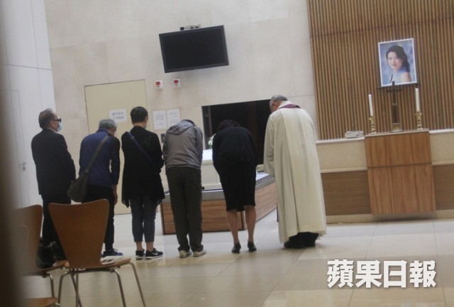 Lễ hoả táng của Lam Khiết Anh: Chị gái trùm kín mặt xuất hiện tiều tụy, người thân khóc nức nở