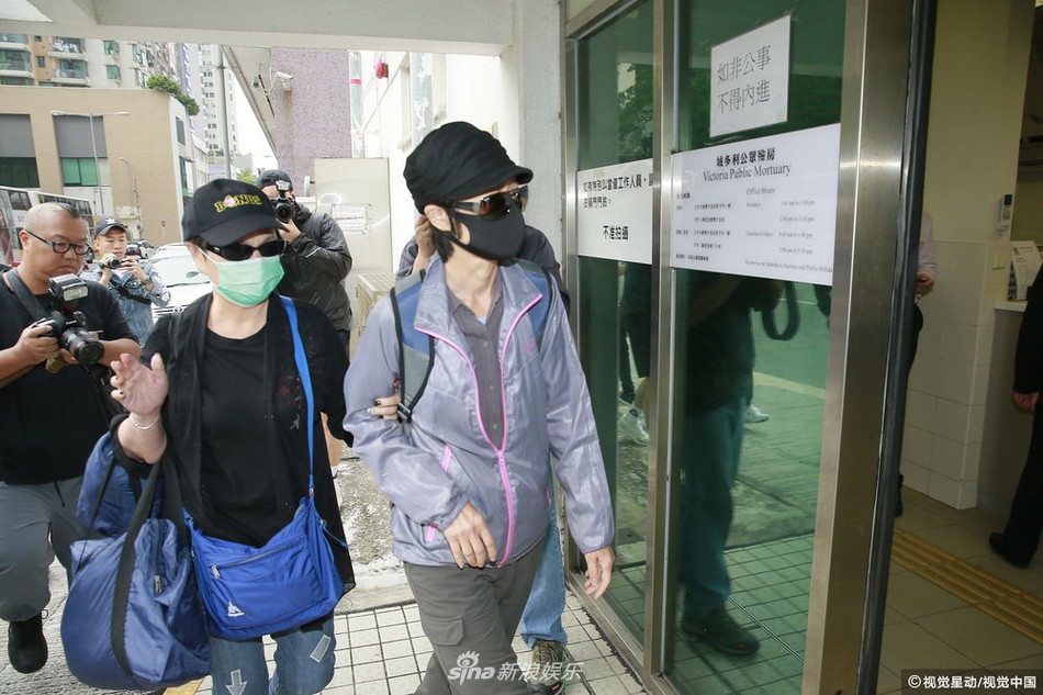 Lễ hoả táng của Lam Khiết Anh: Chị gái trùm kín mặt xuất hiện tiều tụy, người thân khóc nức nở