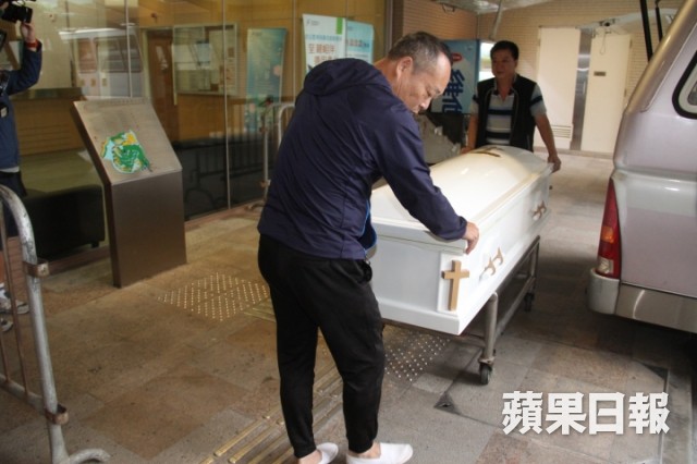 Lễ hoả táng của Lam Khiết Anh: Chị gái trùm kín mặt xuất hiện tiều tụy, người thân khóc nức nở Lễ hoả táng của Lam Khiết Anh: Chị gái trùm kín mặt xuất hiện tiều tụy, người thân khóc nức nở