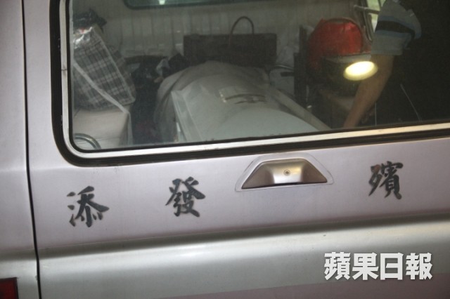 Lễ hoả táng của Lam Khiết Anh: Chị gái trùm kín mặt xuất hiện tiều tụy, người thân khóc nức nở Lễ hoả táng của Lam Khiết Anh: Chị gái trùm kín mặt xuất hiện tiều tụy, người thân khóc nức nở