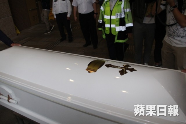 Lễ hoả táng của Lam Khiết Anh: Chị gái trùm kín mặt xuất hiện tiều tụy, người thân khóc nức nở Lễ hoả táng của Lam Khiết Anh: Chị gái trùm kín mặt xuất hiện tiều tụy, người thân khóc nức nở