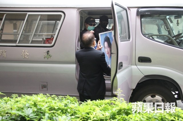 Lễ hoả táng của Lam Khiết Anh: Chị gái trùm kín mặt xuất hiện tiều tụy, người thân khóc nức nở