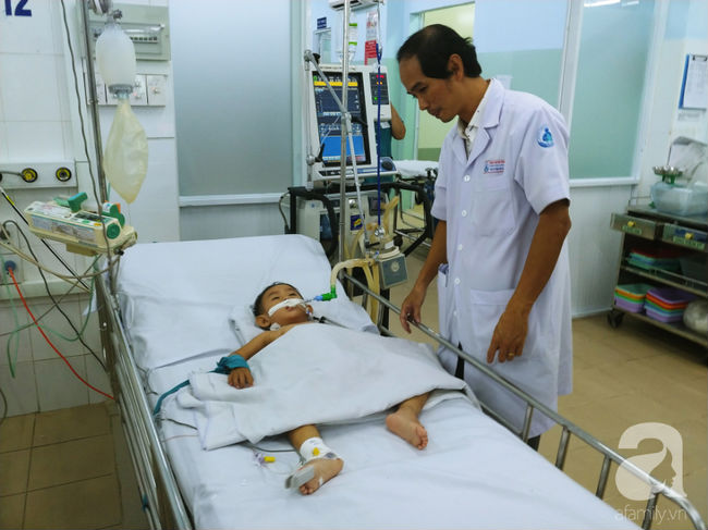 Cảnh báo phụ huynh không thể lơ là: Vừa có hai bé trai 2 tuổi suýt chết vì tay chân miệng độ 4