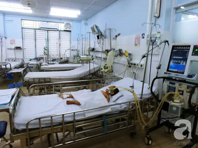 Cảnh báo phụ huynh không thể lơ là: Vừa có hai bé trai 2 tuổi suýt chết vì tay chân miệng độ 4