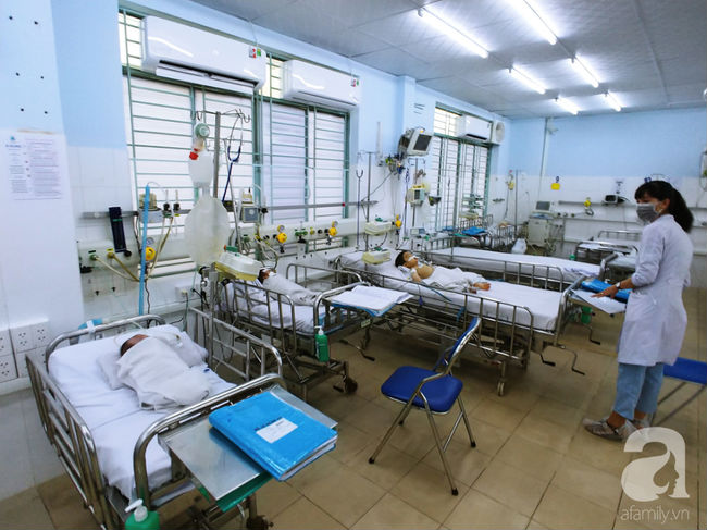 Cảnh báo phụ huynh không thể lơ là: Vừa có hai bé trai 2 tuổi suýt chết vì tay chân miệng độ 4