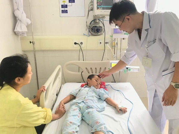 Bé 4 tuổi nguy kịch vì chữa táo bón bằng lá lộc mại