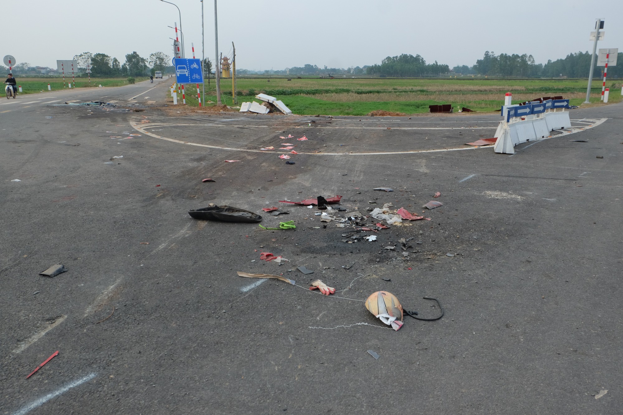 Chồng mất cả vợ lẫn con trong vụ xe container lật ở Ba Vì: Gia đình không ai biết tin cho đến khi đọc báo