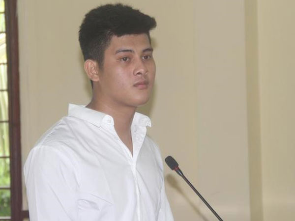 Chú rể đi tù vì đánh bà hàng xóm giành hát đám cưới của mình