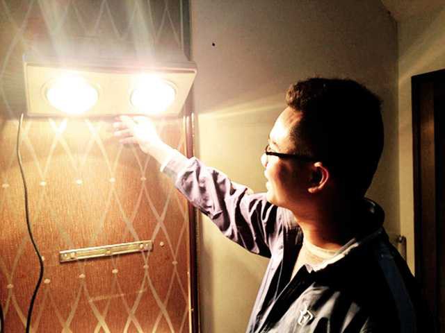 Đèn sưởi nhà tắm phát nổ như pháo hoa và lời cảnh báo cho các gia đình có trẻ nhỏ