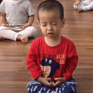 Lũ trẻ mắt mũi nhắm tịt ngồi thiền rất say sưa, dân mạng lại cười bò khi soi biểu cảm từng bé