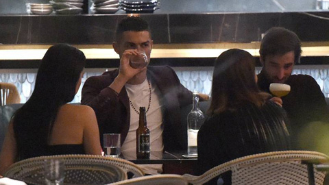 Ronaldo chi 800 triệu uống rượu trong 15 phút